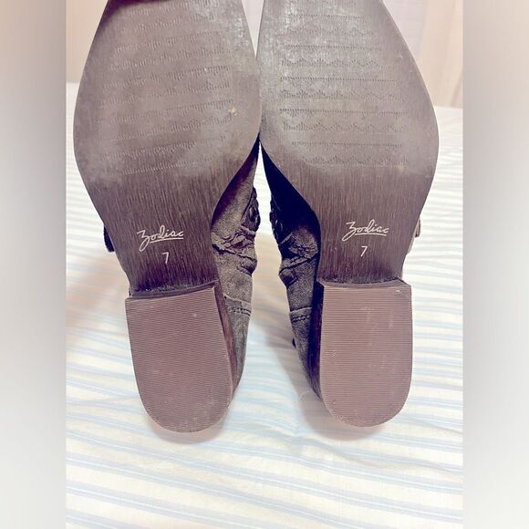 Zodiac Adele Suede Olive bootie boots! Like New!!! Size 7 - Picture 14 of 14